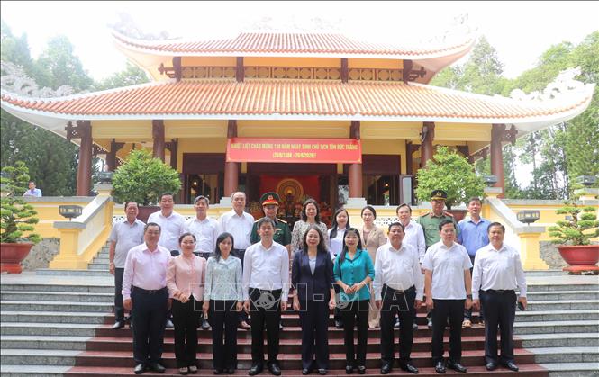 Phó Chủ tịch nước Võ Thị Ánh Xuân và đại biểu chụp ảnh chung trước Đền thờ Chủ tịch Tôn Đức Thắng ở xã Mỹ Hoà Hưng, tỉnh An Giang. Ảnh: Công Mạo - TTXVN