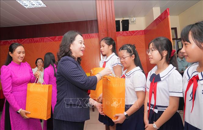 Phó Chủ tịch nước Võ Thị Ánh Xuân tặng quà cho học sinh giỏi xã Mỹ Hòa Hưng. Ảnh: Công Mạo - TTXVN