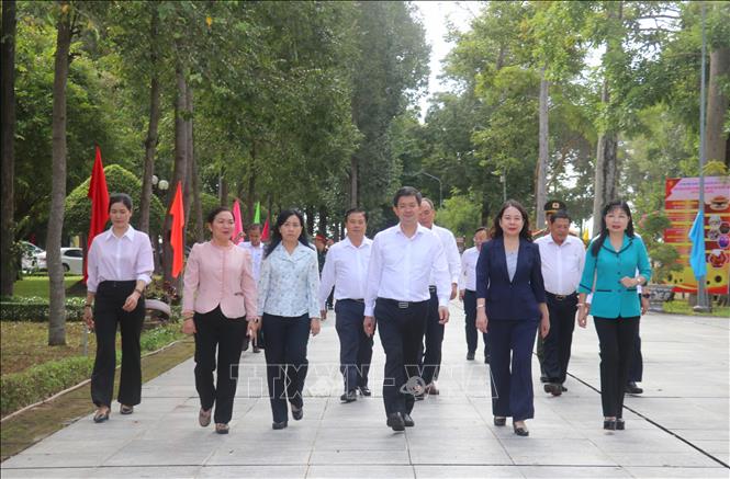 Phó Chủ tịch nước Võ Thị Ánh Xuân cùng đoàn công tác đến dâng hương, dâng hoa tại Khu lưu niệm Chủ tịch Tôn Đức Thắng ở xã Mỹ Hòa Hưng, tỉnh An Giang. Ảnh: Công Mạo - TTXVN