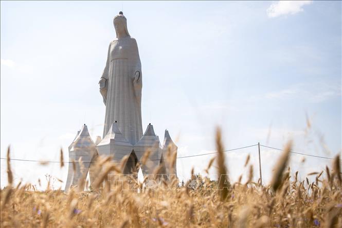 Tượng Đức Mẹ Maria cao hơn 55 mét được xây dựng tại làng Konotopie, thuộc tỉnh Kuyavia-Pomerania, Ba Lan ngày 17/7/2026. Ảnh: PAP/TTXVN phát