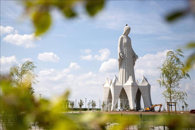 Tượng Đức Mẹ Maria cao hơn 55 mét được xây dựng tại làng Konotopie, thuộc tỉnh Kuyavia-Pomerania, Ba Lan ngày 17/7/2026. Ảnh: PAP/TTXVN phát
