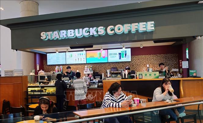 Một cửa hàng nhượng quyền thương mại của Starbucks Coffee (Mỹ) của Mỹ tại thủ đô Mexico City. Ảnh: Phi Hùng - PV TTXVN tại Mexico