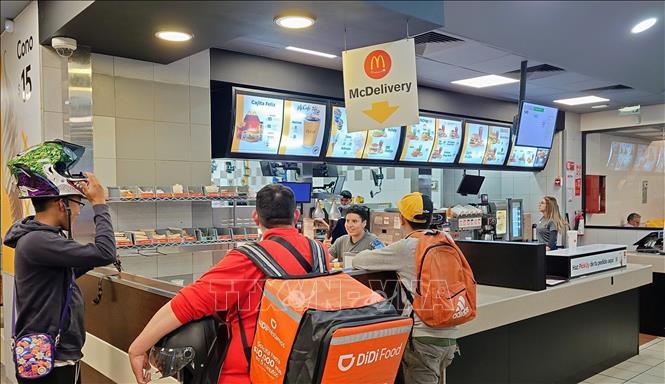 Shipper đến lấy hàng tại một cửa hàng nhượng quyền thương mại của thương hiệu đồ ăn nhanh McDonald's (Mỹ) tại thủ đô Mexico City. Ảnh: Phi Hùng - PV TTXVN tại Mexico