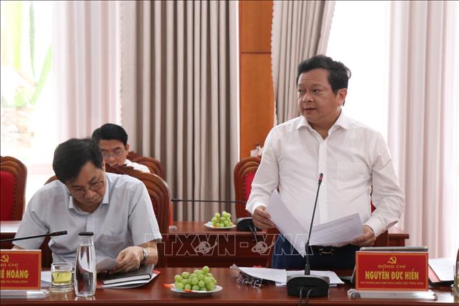 Đại diện Đoàn kiểm tra, giám sát công bố Quyết định. Ảnh: Ngọc Minh - TTXVN