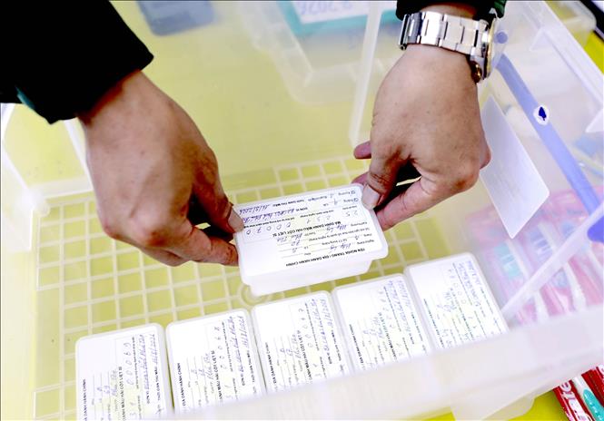 Mẫu hài cốt liệt sĩ được đặt cẩn thận vào hộp chuyên dụng để phục vụ giám định ADN. Ảnh: Hoàng Hùng - TTXVN