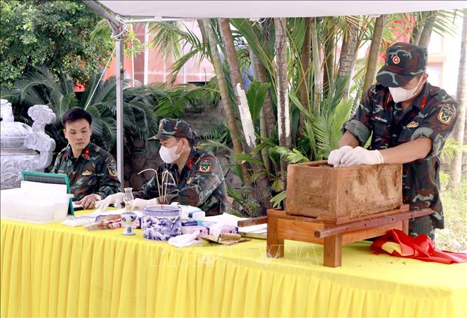 Quang cảnh lực lượng chuyên môn thực hiện lấy mẫu hài cốt liệt sĩ tại Nghĩa trang Liệt sĩ Hợp Lý, xã Hợp Lý trong Chiến dịch 