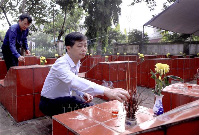 Chủ tịch UBND xã Hợp Lý Nguyễn Thiệu Huy thắp hương các phần mộ anh hùng liệt sĩ tại Nghĩa trang Liệt sĩ Ngọc Mỹ trong khuôn khổ Chiến dịch 