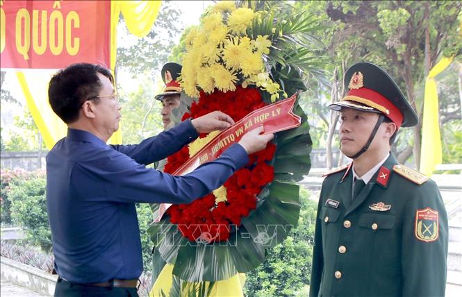 Bí thư Đảng ủy xã Hợp Lý Nguyễn Công Võ dâng hương, chỉnh vòng hoa tưởng niệm các anh hùng liệt sĩ tại Nghĩa trang Liệt sĩ Ngọc Mỹ trước khi diễn ra hoạt động lấy mẫu hài cốt liệt sĩ phục vụ giám định ADN. Ảnh: Hoàng Hùng - TTXVN