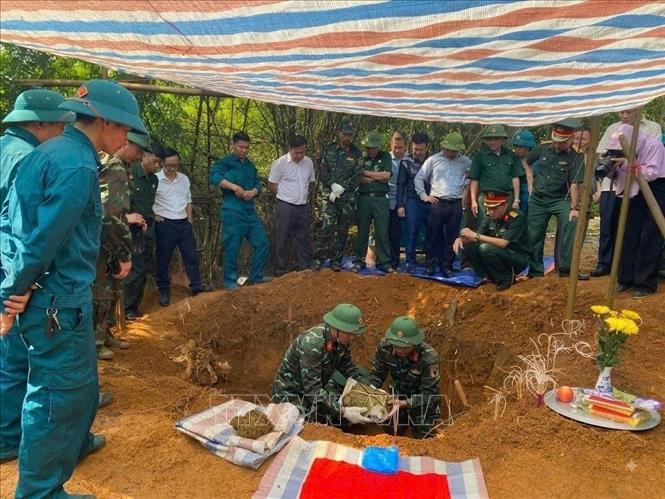  Quá trình cất bốc được tiến hành thận trọng, tỉ mỉ và trang nghiêm theo đúng quy chuẩn kỹ thuật. Ảnh: TTXVN phát 