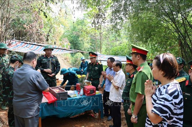 Thực hiện nghi thức dâng hương, tương niệm, tri ân các liệt sỹ. Ảnh: TTXVN phát 