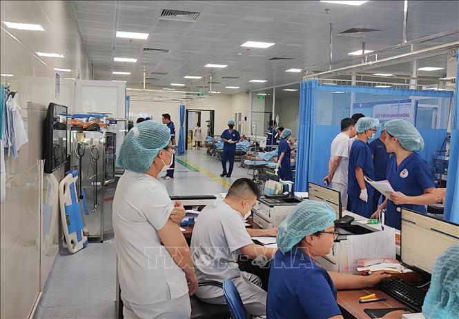 Hơn 20 bệnh nhân đang được cấp cứu tại Bệnh viện ngoại khoa 115 Nghệ An. Ảnh: Văn Tý - TTXVN