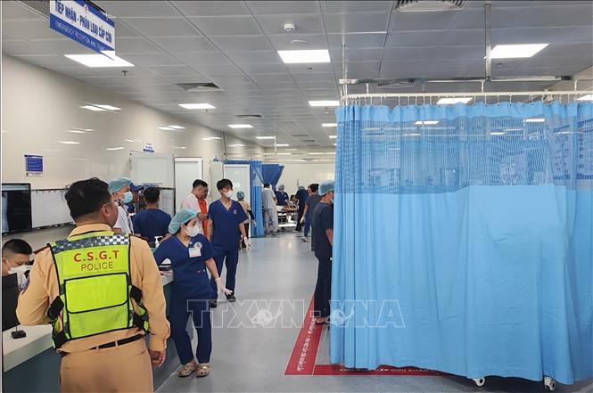 Hơn 20 bệnh nhân đang được cấp cứu tại Bệnh viện ngoại khoa 115 Nghệ An. Ảnh: Văn Tý - TTXVN