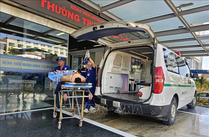 Hai bệnh nhân bị thương nặng được Bệnh viện ngoại khoa 115 Nghệ An chuyển sang Bệnh viện hữu nghị Đa khoa Nghệ An điều trị. Ảnh: Văn Tý - TTXVN