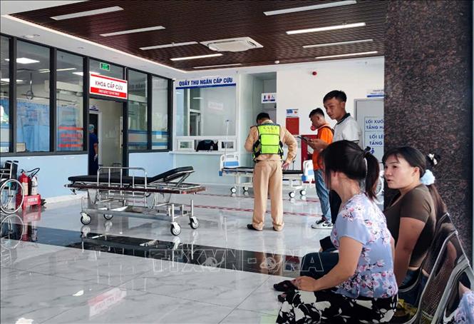 Một số nạn nhân bị thương nhẹ đang chờ sơ cứu. Ảnh: Văn Tý - TTXVN
