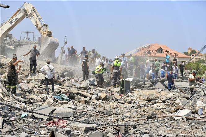 Hiện trường cuộc không kích của Israel xuống Deir Al Zahrani, miền Nam Liban ngày 15/8/2026. Ảnh: THX/TTXVN phát