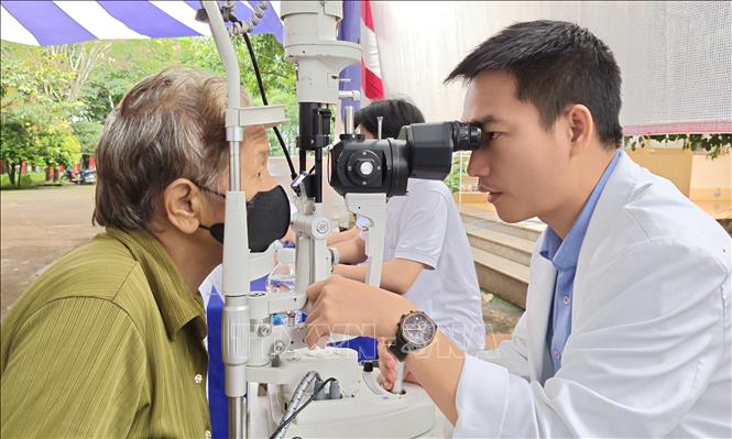 Khám bệnh lý về mắt cho người dân vùng biên xã Bù Gia Mập. Ảnh: K GỬIH-TTXVN 