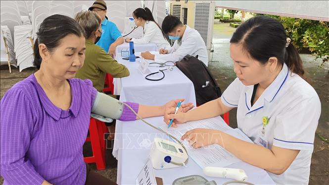 Tổ chức khám bệnh lý về mắt cho người dân vùng biên xã Bù Gia Mập. Ảnh: K GỬIH-TTXVN 