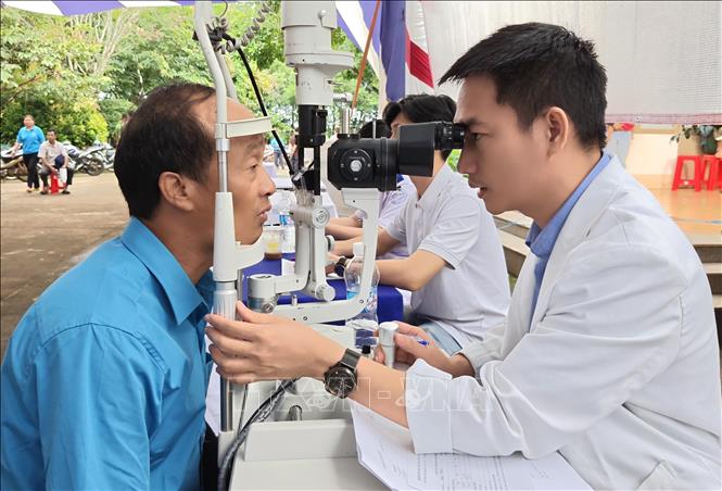 Khám bệnh lý về mắt cho người dân vùng biên xã Bù Gia Mập. Ảnh: K GỬIH-TTXVN 