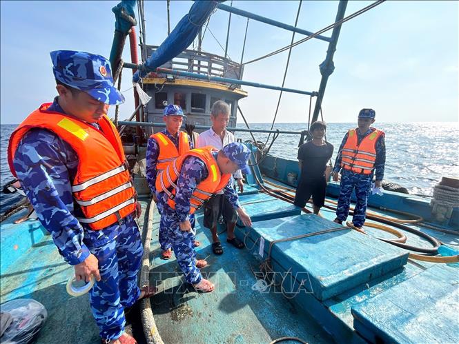 Lực lượng chức năng Bộ Tư lệnh Vùng Cảnh sát biển 4 niêm phong hàng hóa trên tàu TG 91467-TS. Ảnh: Bá Hưng -TTXVN phát
