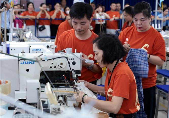 Các thi sinh Công ty may Đức Giang tham gia hội thi. Ảnh: Trần Việt - TTXVN