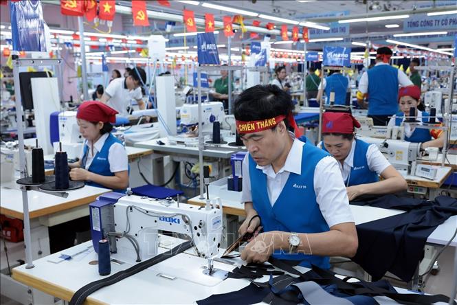 Thí sinh đến từ đội Tổng Công ty may 10 thi may quần âu. Ảnh: Trần Việt - TTXVN