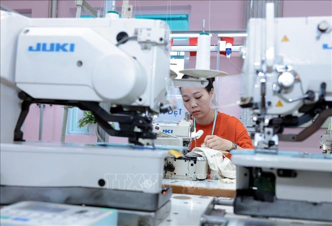 Thí sinh Công ty may Đức Giang tham gia hội thi. Ảnh: Trần Việt - TTXVN