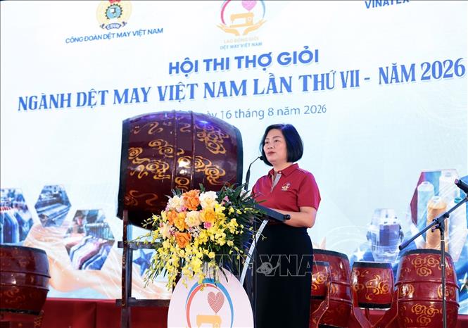 Chủ tịch Công đoàn dệt may Việt Nam phát biểu khai mạc hội thi. Ảnh: Trần Việt - TTXVN