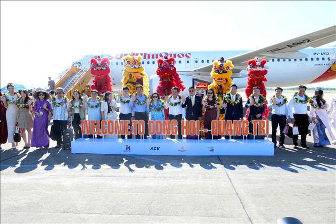 Việc đưa vào khai thác đường bay thẳng Cam Ranh - Đồng Hới góp phần thúc đẩy giao thương, thu hút đầu tư và phát triển du lịch giữa hai địa phương Quảng Trị và Khánh Hòa. Ảnh: Tá Chuyên - TTXVN