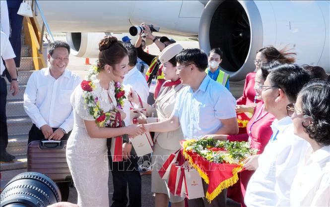 Lãnh đạo tỉnh Quảng Trị tặng hoa, chào đón du khách từ chặng bay Cam Ranh - Đồng Hới. Ảnh: Tá Chuyên - TTXVN 