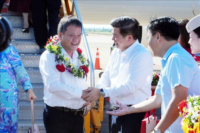 Lãnh đạo tỉnh Quảng Trị tặng hoa, chào đón du khách từ chặng bay Cam Ranh - Đồng Hới. Ảnh: Tá Chuyên - TTXVN 