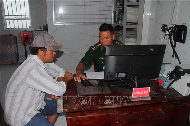 Lực lượng chức năng tỉnh Cà Mau quản lý chặt chẽ lượng phương tiện, tàu thuyển và ngư dân trước khi ra khơi đánh bắt. Ảnh: Chanh Đa-TTXVN