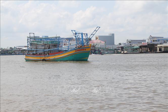 Tàu đánh bắt thủy sản chuẩn bị ra khơi tại cửa biển sông Đốc (xã Sông Đốc, tỉnh Cà Mau). Ảnh: Chanh Đa-TTXVN