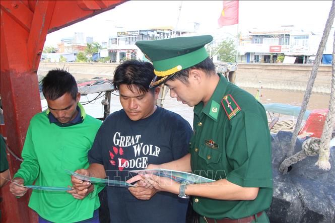Công tác thông tin, tuyên truyền về IUU được lực lượng Biên phòng tỉnh Cà Mau tăng cường, góp phần nâng cao ý thức và trách nhiệm của ngư dân trong hoạt động khai thác thủy hải sản.
Ảnh: Chanh Đa-TTXVN