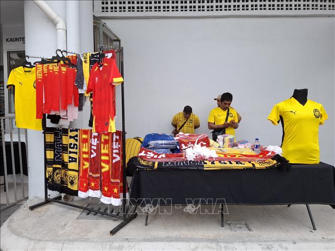 Một quầy bán đồ cho cổ động viên Malaysia tại sân vận động Kuala Lumpur. Ảnh: Bùi Hoàn - PV TTXVN tại Malaysia 
