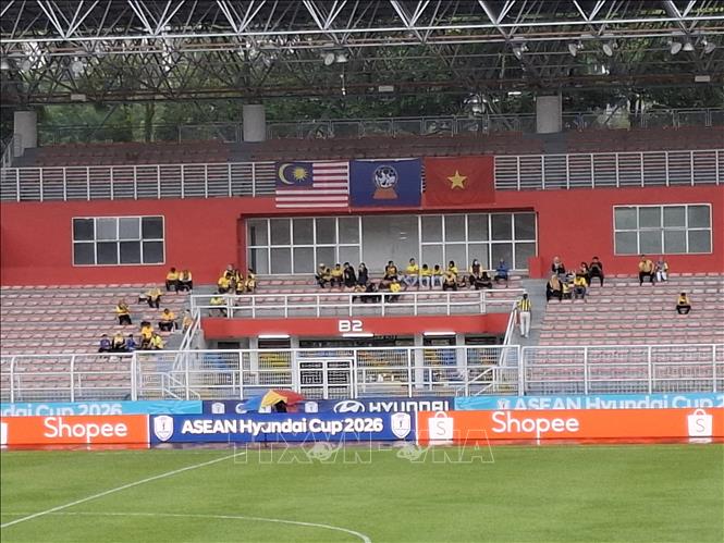 Những cổ động viên đầu tiên tới sân vận động Kuala Lumpur. Ảnh: Bùi Hoàn - PV TTXVN tại Malaysia 