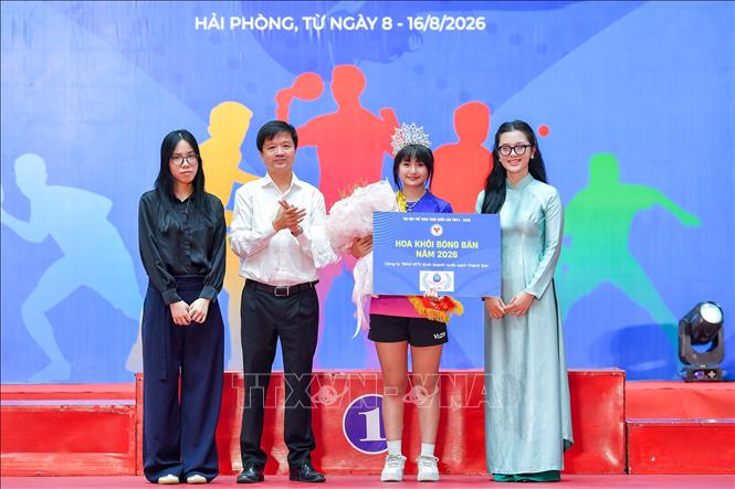 Đại diện Ban tổ chức trao huy chương và cúp cho các đội đoạt giải. Ảnh: Hoàng Ngọc – TTXVN 