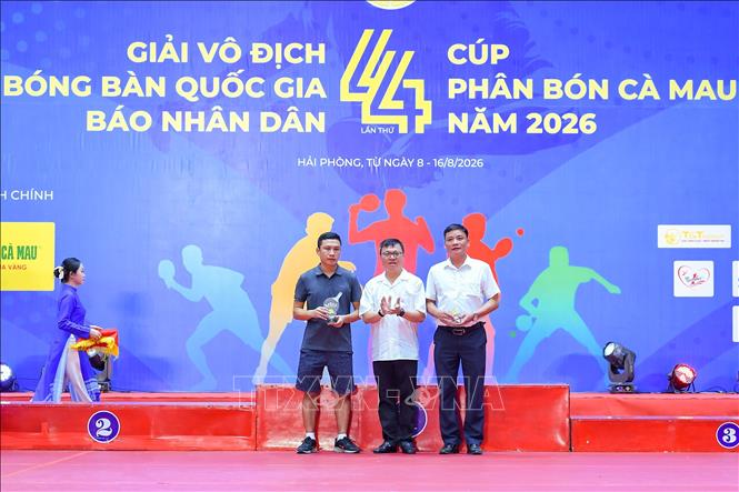 Đại diện Ban tổ chức trao huy chương và cúp cho các đội đoạt giải. Ảnh: Hoàng Ngọc – TTXVN 