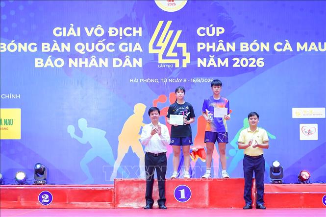 Đại diện Ban tổ chức trao huy chương và cúp cho các đội đoạt giải. Ảnh: Hoàng Ngọc – TTXVN 