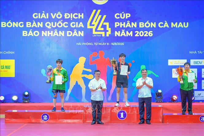 Đại diện Ban tổ chức trao huy chương và cúp cho các đội đoạt giải. Ảnh: Hoàng Ngọc – TTXVN 