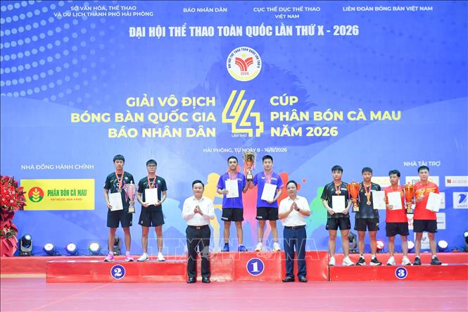 Đại diện Ban tổ chức trao huy chương và cúp cho các đội đoạt giải. Ảnh: Hoàng Ngọc – TTXVN 