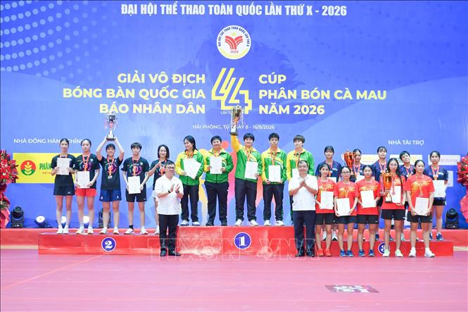 Đại diện Ban tổ chức trao huy chương và cúp cho các đội đoạt giải. Ảnh: Hoàng Ngọc – TTXVN 