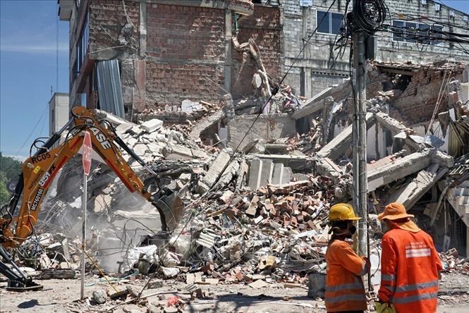 Lực lượng cứu hộ tìm kiếm nạn nhân trong đống đổ nát sau động đất tại Cali, Colombia ngày 12/8/2026. Ảnh: THX/TTXVN phát