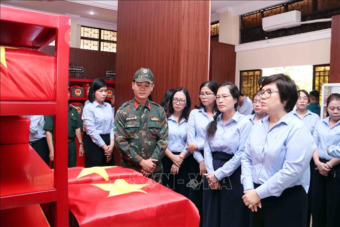 Nhiều đoàn đại biểu các tầng lớp nhân dân đã đến viếng, tưởng niệm các anh hùng liệt sĩ được tìm thấy tại công viên Lê Thị Riêng. Ảnh: Xuân Khu-TTXVN