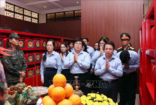 Cán bộ, nhân dân phường An Đông kính cẩn dâng hương tưởng niệm các anh hùng liệt sĩ được tìm thấy tại công viên Lê Thị Riêng. Ảnh: Xuân Khu-TTXVN