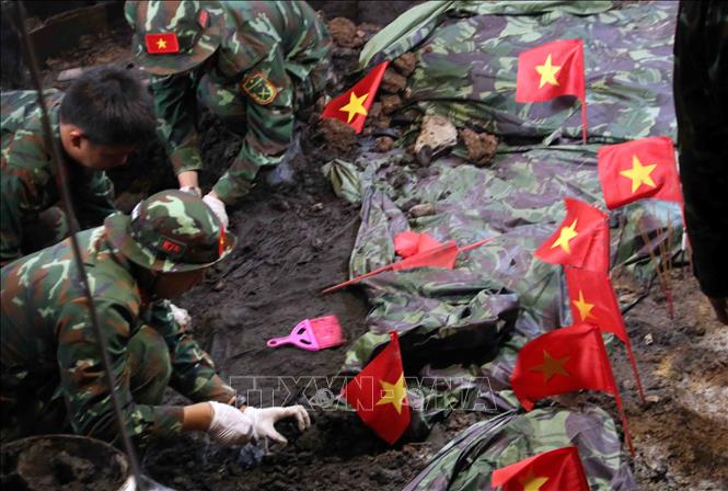 Những lá cờ nhỏ đánh dấu điểm nghi có hài cốt liệt sĩ. Ảnh: Xuân Khu-TTXVN