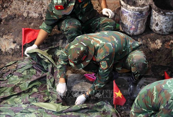 Lực lượng làm nhiệm vụ tìm kiếm, quy tập hài cốt liệt sĩ thực hiện nhiệm vụ tại khu vực A công viên Lê Thị Riêng. Ảnh: Xuân Khu-TTXVN