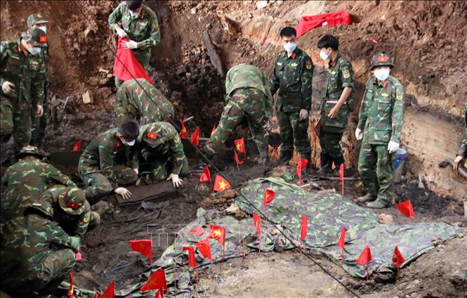 Lực lượng làm nhiệm vụ tìm kiếm, quy tập hài cốt liệt sĩ thực hiện nhiệm vụ tại khu vực A công viên Lê Thị Riêng. Ảnh: Xuân Khu-TTXVN
