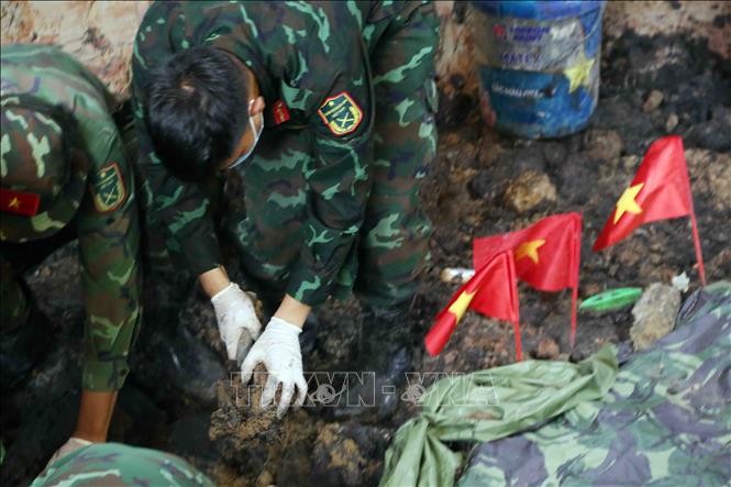 Công tác tìm kiếm, khai quật hài cốt liệt sĩ được thực hiện khẩn trương nhưng tỉ mỉ, cẩn trọng. Ảnh: Xuân Khu-TTXVN