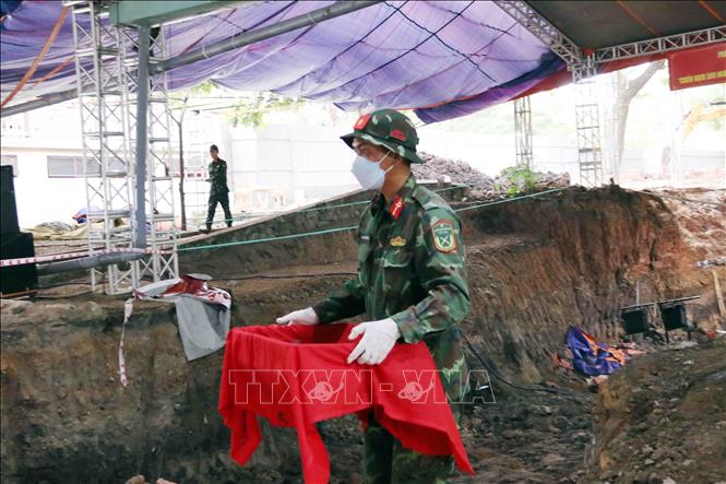 Đưa hài cốt liệt sĩ về khu vực phân tích, lấy mẫu xét nghiệm danh tính hài cốt liệt sĩ. Ảnh: Xuân Khu-TTXVN
