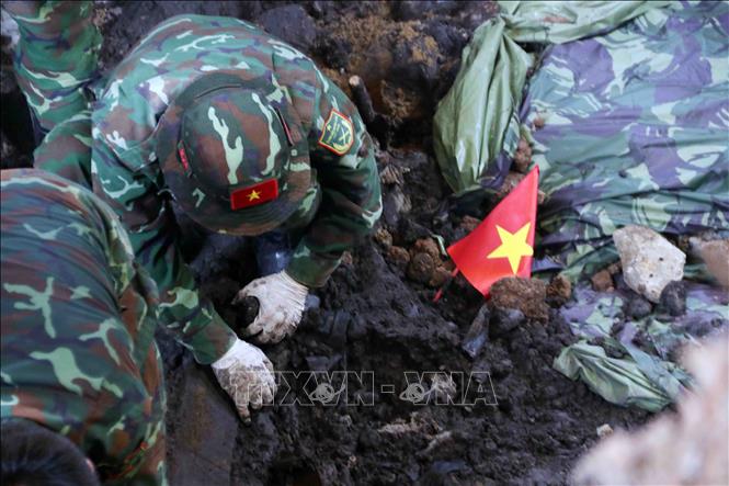 Lực lượng làm nhiệm vụ tìm kiếm, quy tập hài cốt liệt sĩ thực hiện nhiệm vụ tại khu vực A công viên Lê Thị Riêng. Ảnh: Xuân Khu-TTXVN